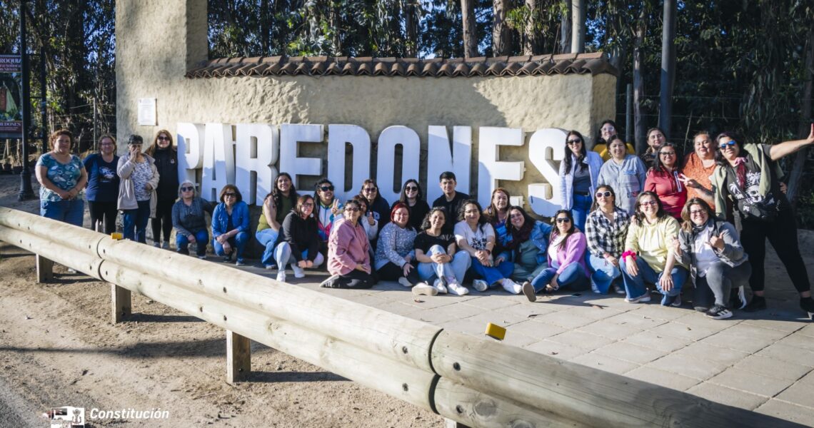 MUJERES JEFAS DE HOGAR DE CONSTITUCIÓN FORTALECEN REDES Y CONOCIMIENTOS EN GIRA TÉCNICA A LA COMUNA DE PAREDONES.