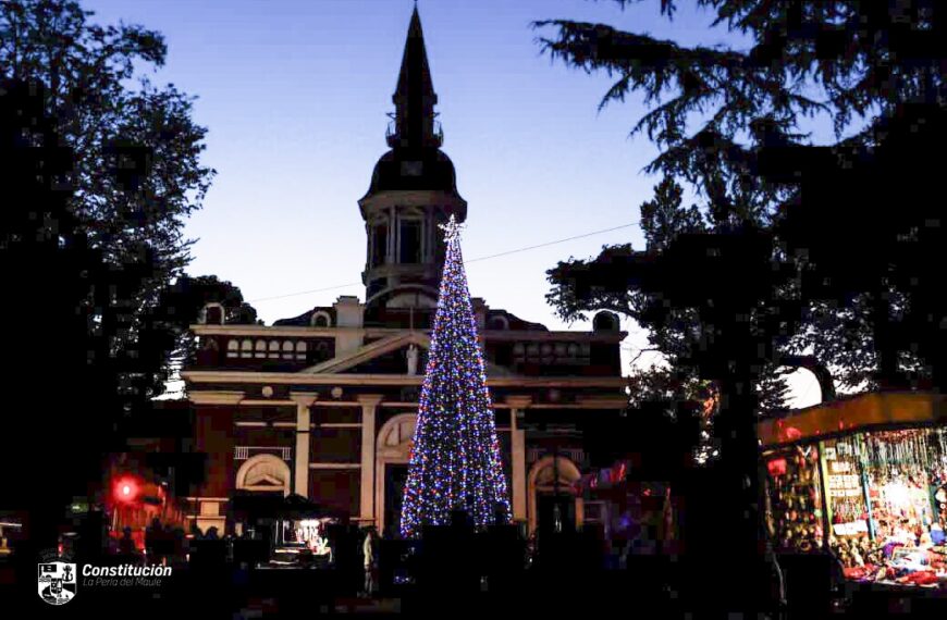 UNA NOCHE PARA VOLVER A SOÑAR: CONSTITUCIÓN ENCENDIÓ LA NAVIDAD CON UN ÁRBOL Y PARQUE LUMÍNICO NAVIDEÑO PENSADO EN LAS FAMILIAS
