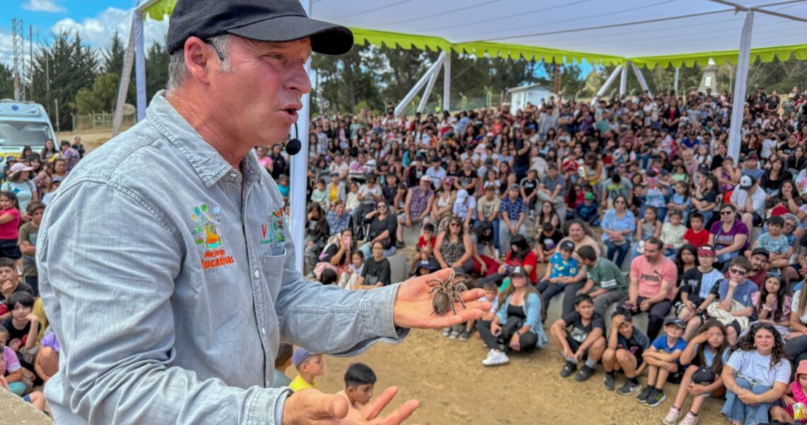 SELVA VIVA ENCANTÓ A FAMILIAS DE CONSTITUCIÓN: MÁS DE 4.000 ASISTENTES DISFRUTARON DE ESPECIES EXÓTICAS Y APRENDIERON DE ESTAS CON EL BICHÓLOGO ALFREDO UGARTE