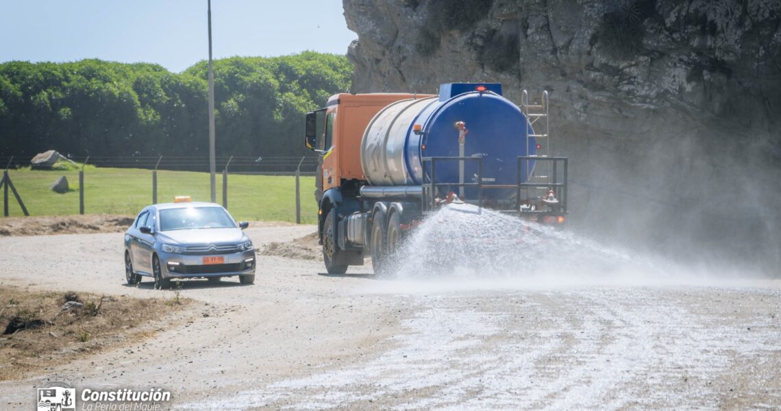  MUNICIPALIDAD DE CONSTITUCIÓN Y EMPRESA ARAUCO REFUERZAN TRABAJO PREVENTIVO PARA DISMINUIR LA POLVAREDA DURANTE EL VERANO EN SECTOR COSTERO DE LA COMUNA
