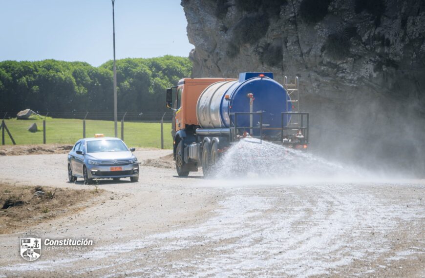  MUNICIPALIDAD DE CONSTITUCIÓN Y EMPRESA ARAUCO REFUERZAN TRABAJO PREVENTIVO PARA DISMINUIR LA POLVAREDA DURANTE EL VERANO EN SECTOR COSTERO DE LA COMUNA