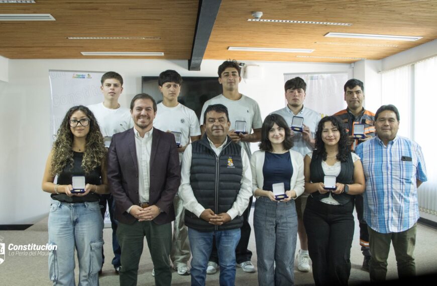 ALCALDE DE CONSTITUCIÓN Y CONCEJALES RECONOCEN PUNTAJES NACIONALES PAES DE LA COMUNA Y CELEBRAN EL TALENTO QUE PROYECTAN AL FUTURO: 10 JÓVENES LOGRARON DESTACAR EN LA PRUEBA DE ACCESO A LA EDUCACIÓN SUPERIOR 2026