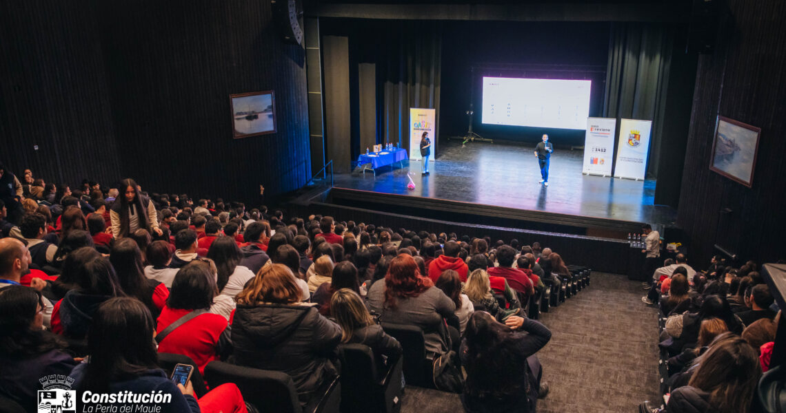 PROGRAMA OASIS DE FUNDACIÓN SUMMER FORTALECE LA SALUD MENTAL EN JÓVENES DE CONSTITUCIÓN CON MASIVA JORNADA EN EL TEATRO MUNICIPAL