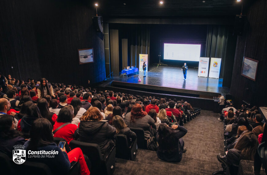 PROGRAMA OASIS DE FUNDACIÓN SUMMER FORTALECE LA SALUD MENTAL EN JÓVENES DE CONSTITUCIÓN CON MASIVA JORNADA EN EL TEATRO MUNICIPAL