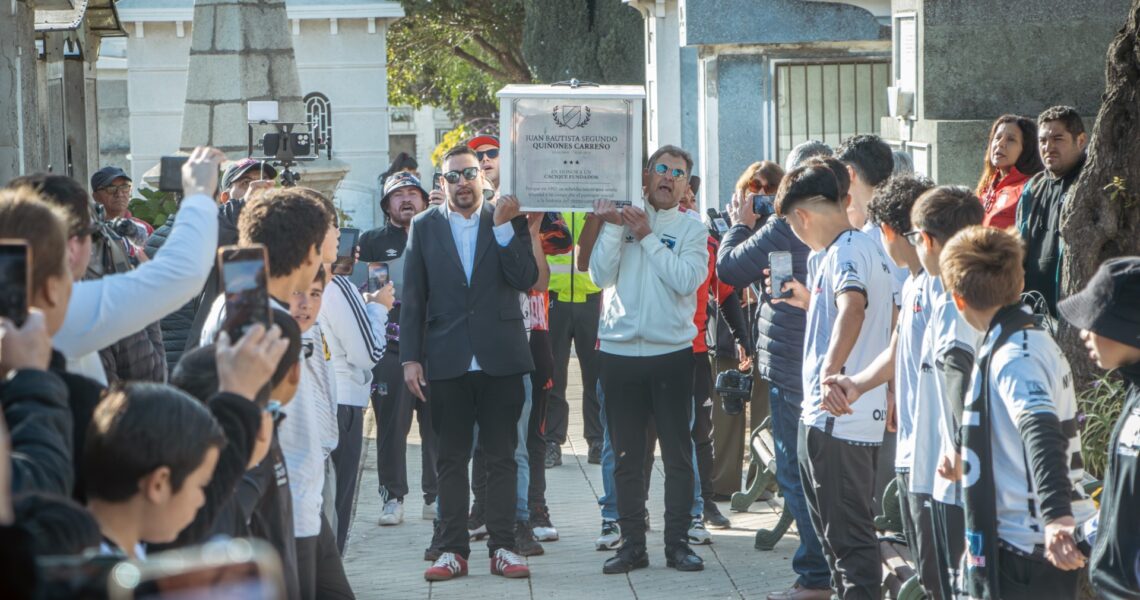 “VÁMONOS QUIÑONES”: ANIBAL MOSA PRESIDENTE ACTUAL DE COLO-COLO LLEGÓ HASTA CONSTITUCIÓN A LA EXHUMACIÓN DEL CUERPO DE JUAN QUIÑONES CARREÑO.