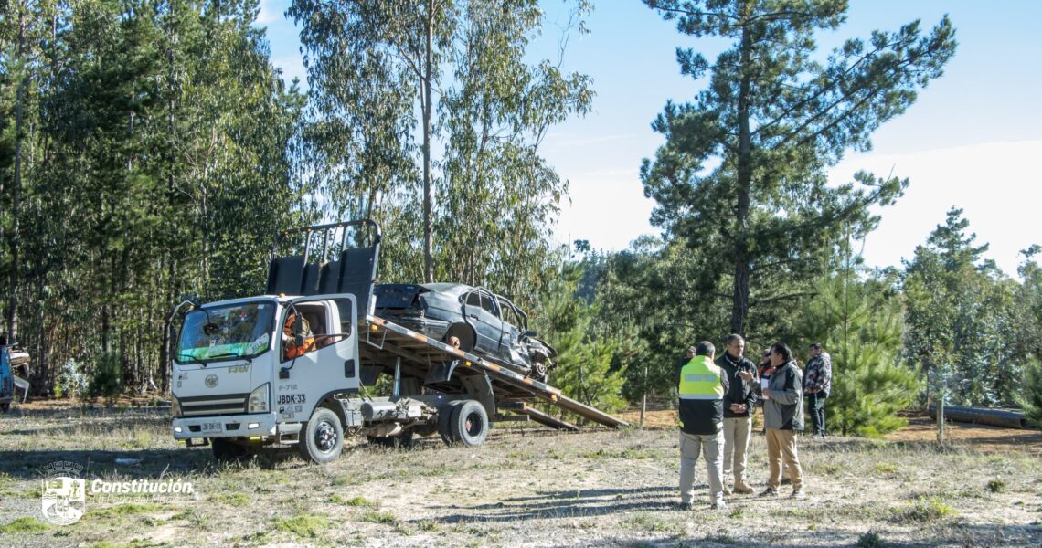 OPERATIVO DE RETIRO DE VEHÍCULOS ABANDONADOS EN CONSTITUCIÓN: UN TRABAJO DE LA DIRECCIÓN DE SEGURIDAD PÚBLICA QUE ABORDA DIFERENTES SECTORES DE LA COMUNA.