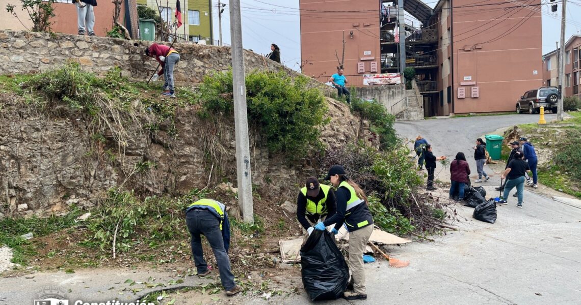 MUNICIPIO Y VECINOS DE BICENTENARIO REALIZAN EXITOSO OPERATIVO DE LIMPIEZA COMUNITARIA: TRABAJO CONJUNTO CON SEGURIDAD PÚBLICA, DIRECCIÓN DE ASEO, ORNATO Y MEDIO AMBIENTE.
