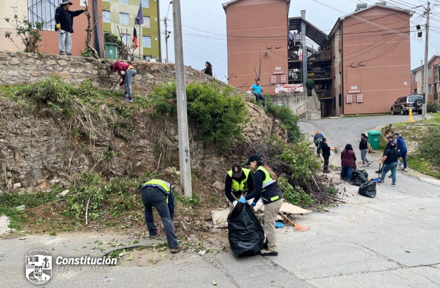 MUNICIPIO Y VECINOS DE BICENTENARIO REALIZAN EXITOSO OPERATIVO DE LIMPIEZA COMUNITARIA: TRABAJO CONJUNTO CON SEGURIDAD PÚBLICA, DIRECCIÓN DE ASEO, ORNATO Y MEDIO AMBIENTE.